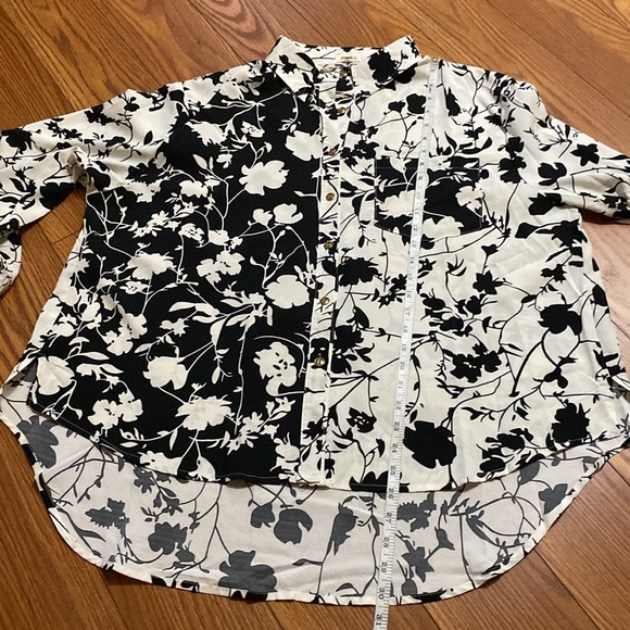 POL women’s floral button down black & white Collared shirt high / low l/s M - Picture 11 of 12